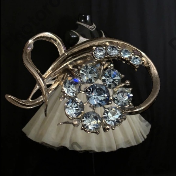 Vintage 1950’s Classic Coro Brooch With Baby Blue Rhinestones - Picture 8 of 8